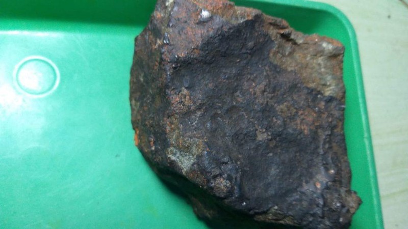 Foto Dekat, Batu Meteorit Yang Jatuh di Rumah Warga Fajar Bengkulu