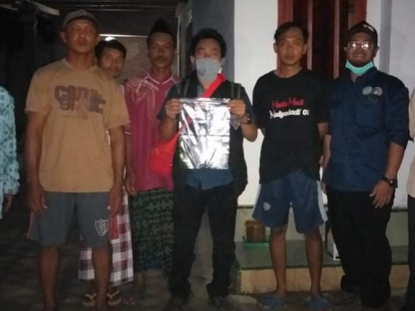 Foto Dekat, Batu Meteorit Yang Jatuh di Rumah Warga Foto Dekat, Batu Meteorit Yang Jatuh di Rumah Warga