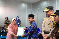 Bupati Lebong didampingi Kapolres Lebong serahkan NIB kepada Pedagang di PTM