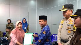 Bupati Lebong didampingi Kapolres Lebong serahkan NIB kepada Pedagang di PTM