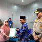 Bupati Lebong didampingi Kapolres Lebong serahkan NIB kepada Pedagang di PTM
