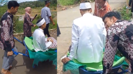 Pengantin dinaikkan arko menuju ijab kabul