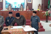 Penandatanganan Paripurna Pendapat Akhir Fraksi Pertanggungjawaban LKPD 2023