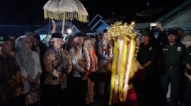 Azhari Bambang saat disambut kedatangannya dengan tarian adat Rejang