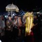 Azhari Bambang saat disambut kedatangannya dengan tarian adat Rejang
