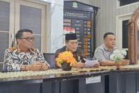 Plt Bupati Drs Fahrurrozi MPd sedang Konferensi Pers (10/10/2024)