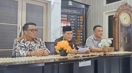 Plt Bupati Drs Fahrurrozi MPd sedang Konferensi Pers (10/10/2024)