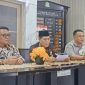 Plt Bupati Drs Fahrurrozi MPd sedang Konferensi Pers (10/10/2024)