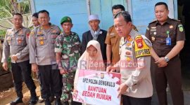 KapolresLebong menyerahkan bantuan bedah rumah kepada Warakawuri