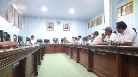 Pertemuan Peserta Aksi yang disambut dua staff DPRD Lebong