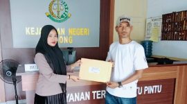 Sekretaris MSK, Siska Antoni menyerahkan laporan ke Kantor Kejari Lebong