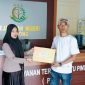 Sekretaris MSK, Siska Antoni menyerahkan laporan ke Kantor Kejari Lebong
