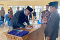 Mustarani Menandatangi SK Menjadi Sekdakab Lebong