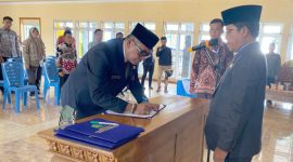 Mustarani Menandatangi SK Menjadi Sekdakab Lebong