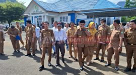 Momen Ketua Presidium Lebong menuntun Wabup Lebong Bambang ASB saat pertama kali masuk kantor