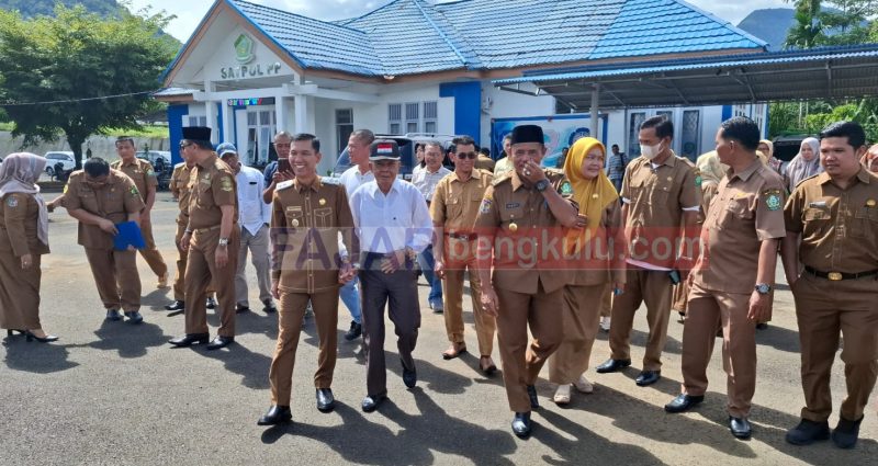 Momen Ketua Presidium Lebong menuntun Wabup Lebong Bambang ASB saat pertama kali masuk kantor