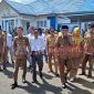 Momen Ketua Presidium Lebong menuntun Wabup Lebong Bambang ASB saat pertama kali masuk kantor