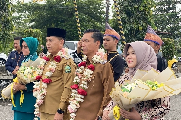 Bupati dan wakil bupati Lebong saat disambut 