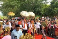 Kedatangan Bupati dan Wakil Bupati dengan tarian adat
