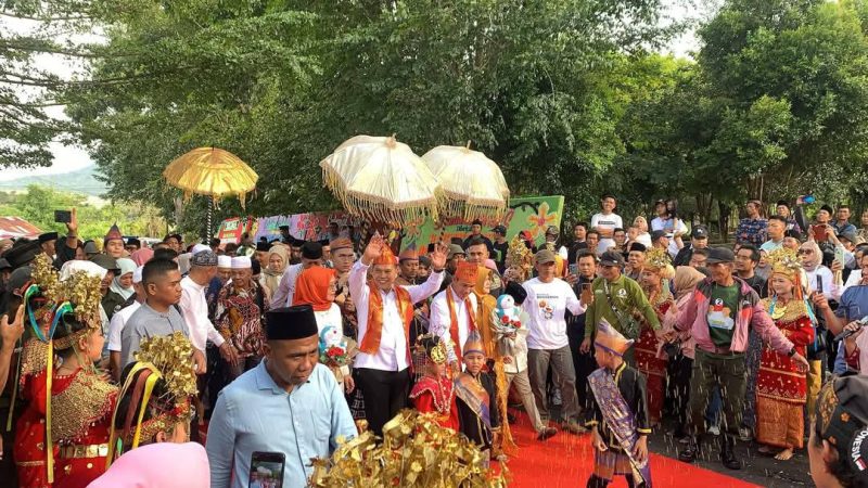 Kedatangan Bupati dan Wakil Bupati dengan tarian adat