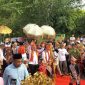 Kedatangan Bupati dan Wakil Bupati dengan tarian adat
