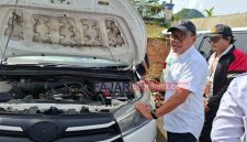 Doni Swabuana memeriksa kendaraan dinas di Lingkup Pemkab Lebong