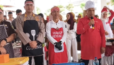 Bupati Lebong berserta wakil bupati dan Kapolres ikut dalam lomba memasak nasi goreng
