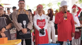 Bupati Lebong berserta wakil bupati dan Kapolres ikut dalam lomba memasak nasi goreng
