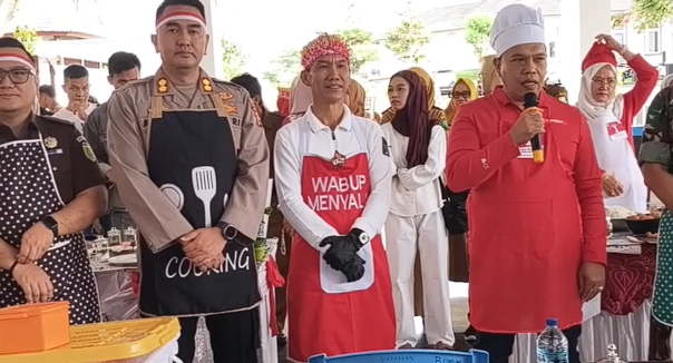 Bupati Lebong berserta wakil bupati dan Kapolres ikut dalam lomba memasak nasi goreng