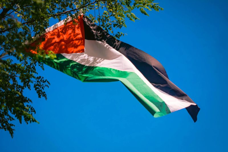 Bendera Palestina sedang berkibar