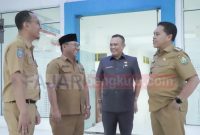 Bupati Lebong, Azhari SH MH sedang berbincang didampingi Pj Sekda Syarifudin