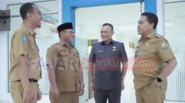 Bupati Lebong, Azhari SH MH sedang berbincang didampingi Pj Sekda Syarifudin