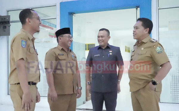 Bupati Lebong, Azhari SH MH sedang berbincang didampingi Pj Sekda Syarifudin