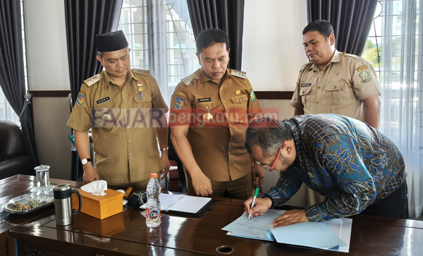 Manager Area Lebong PT PLN (Persero) Bengkulu Menandatangi PKS dengan Pemkab Lebong 