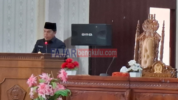 Bupati Lebong Memberi kata sambutan saat paripurna