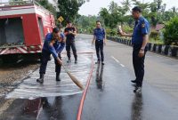 Respon Cepat Damkar Bengkulu Selatan Bersihkan Jalan