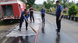 Respon Cepat Damkar Bengkulu Selatan Bersihkan Jalan