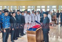 Bupati Lebong Azhari mengambil sumpah kepada ASN dalam rotasi jabatan di bulan November 2025