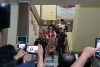 Tersangka saat di Kejaksaan Negeri (Kejari) Bengkulu Selatan (BS)