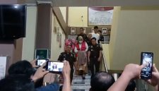 Tersangka saat di Kejaksaan Negeri (Kejari) Bengkulu Selatan (BS)