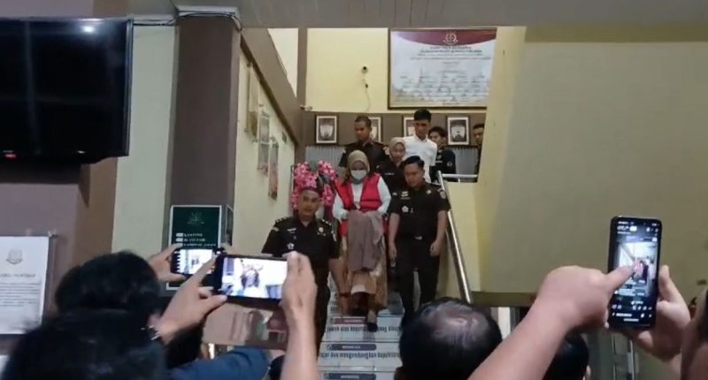 Tersangka saat di Kejaksaan Negeri (Kejari) Bengkulu Selatan (BS)