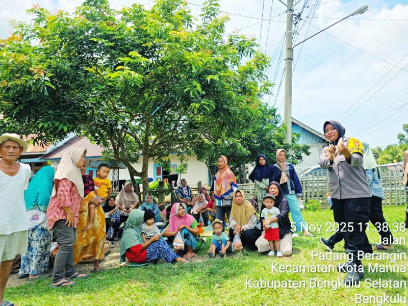 Sosok Brigpol. Fitri Niba Andela SH (kanan), Satu-Satunya Bhabinkamtibmas Perempuan