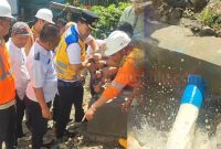 Bupati didampingi Direktur PDAM dan Camat Amen sedang mengetes derasnya air yang mengalir