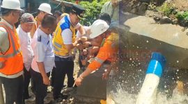 Bupati didampingi Direktur PDAM dan Camat Amen sedang mengetes derasnya air yang mengalir