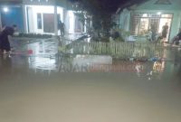 Warga Terdampak Banjir di Desa Lemeu sedang berjibaku membersihkan rumah yang terkena banjir