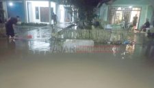 Warga Terdampak Banjir di Desa Lemeu sedang berjibaku membersihkan rumah yang terkena banjir