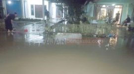 Warga Terdampak Banjir di Desa Lemeu sedang berjibaku membersihkan rumah yang terkena banjir