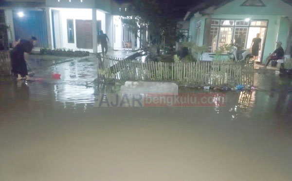 Warga Terdampak Banjir di Desa Lemeu sedang berjibaku membersihkan rumah yang terkena banjir
