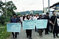 Forum Peduli Masyarakat Keban Agung I menggelar aksi penyampaian tuntutan kepada Kepala Desa