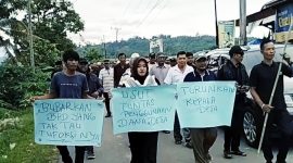 Forum Peduli Masyarakat Keban Agung I menggelar aksi penyampaian tuntutan kepada Kepala Desa